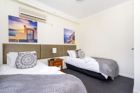 Oversized Eastend Sleeps 6 Free PARKING+POOL WIFI - Accommodation Main Beach 19