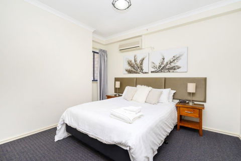 Oversized Eastend Sleeps 6 Free PARKING+POOL WIFI - Accommodation Main Beach 41