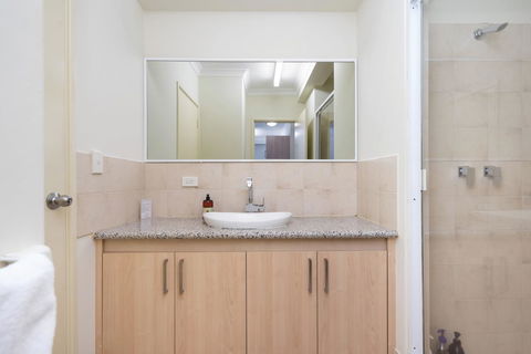 Oversized Eastend Sleeps 6 Free PARKING+POOL WIFI - Accommodation Main Beach 26