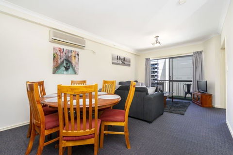 Oversized Eastend Sleeps 6 Free PARKING+POOL WIFI - Accommodation Main Beach 37