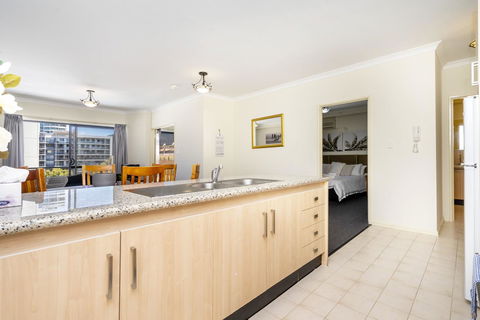 Oversized Eastend Sleeps 6 Free PARKING+POOL WIFI - Accommodation Main Beach 4