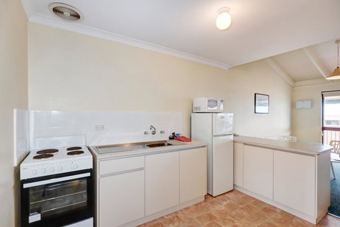West Beach Lagoon 114 â€“ Ocean Views - Accommodation Main Beach 5