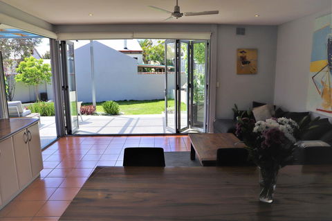 Fremantle Heritage Home For You To Enjoy! - Accommodation Main Beach 11