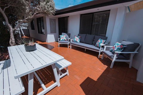 Mindarie Retreat - Accommodation Main Beach 11