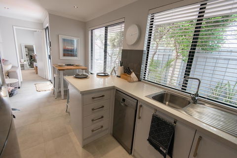 Mindarie Retreat - Accommodation Main Beach 8