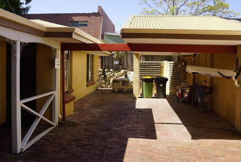 Suffolk House - Accommodation Main Beach 4