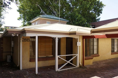 Suffolk House - Accommodation Main Beach 3