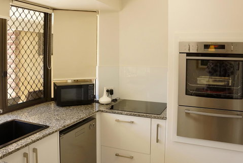 Suffolk House - Accommodation Main Beach 10