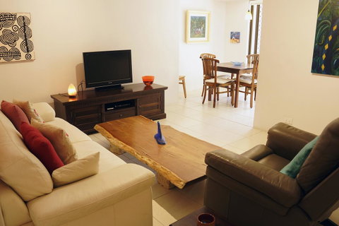 Suffolk House - Accommodation Main Beach 7