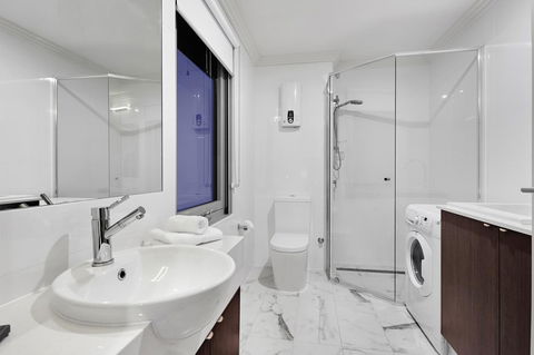 Attika Hotel - Accommodation Main Beach 21