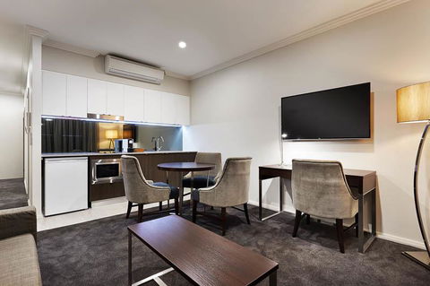Attika Hotel - Accommodation Main Beach 2