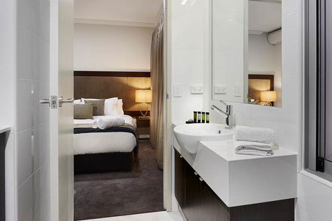 Attika Hotel - Accommodation Main Beach 4