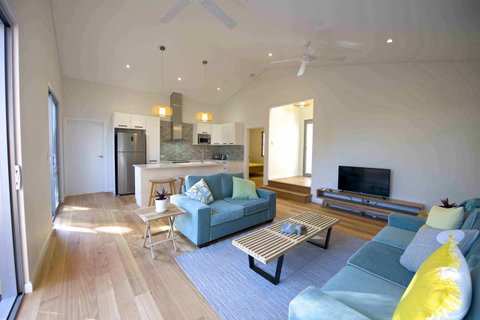 Sunny Blinco Street House - Accommodation Main Beach 2