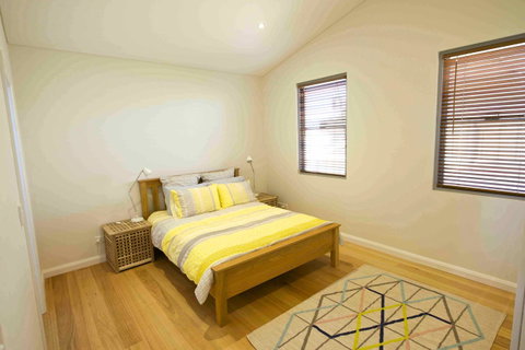 Sunny Blinco Street House - Accommodation Main Beach 8