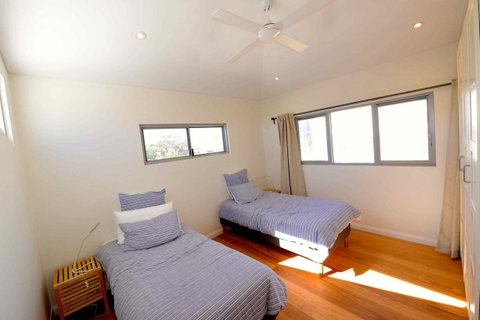 Sunny Blinco Street House - Accommodation Main Beach 10