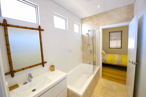 Sunny Blinco Street House - Accommodation Main Beach 9