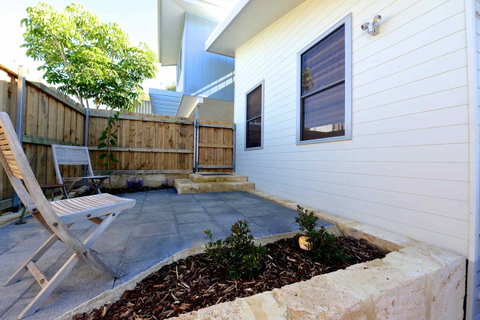 Sunny Blinco Street House - Accommodation Main Beach 12