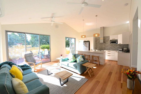 Sunny Blinco Street House - Accommodation Main Beach 0