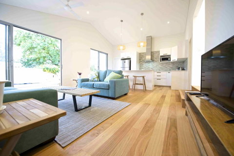 Sunny Blinco Street House - Accommodation Main Beach 1