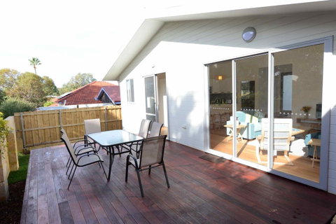 Sunny Blinco Street House - Accommodation Main Beach 11