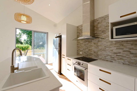 Sunny Blinco Street House - Accommodation Main Beach 3