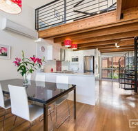 Spacious Central Townhouse - Accommodation Main Beach