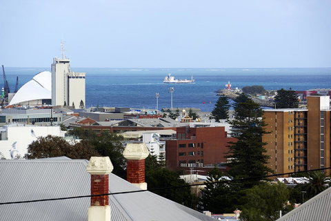 Studio 208 With Ocean Views - Accommodation Main Beach 19