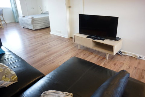 Studio 208 With Ocean Views - Accommodation Main Beach 9