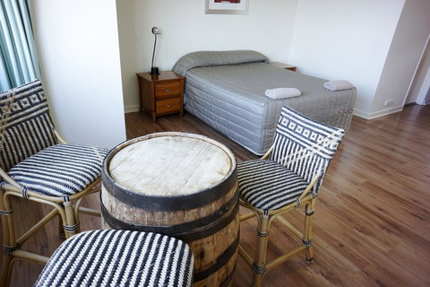 Studio 208 With Ocean Views - Accommodation Main Beach 2