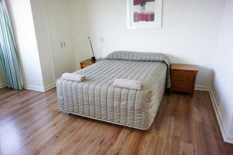 Studio 208 With Ocean Views - Accommodation Main Beach 4