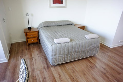 Studio 208 With Ocean Views - Accommodation Main Beach 5