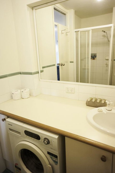 Studio 208 With Ocean Views - Accommodation Main Beach 15