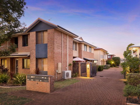 Cooper Street - Accommodation Main Beach 39