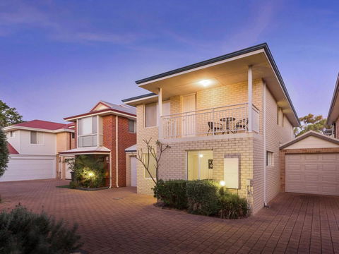 Cooper Street - Accommodation Main Beach 0