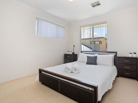 Cooper Street - Accommodation Main Beach 18