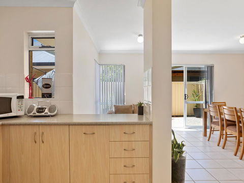Cooper Street - Accommodation Main Beach 32