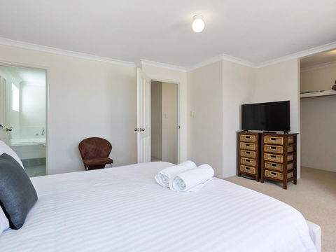 Cooper Street - Accommodation Main Beach 7
