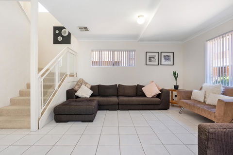 Cooper Street - Accommodation Main Beach 1