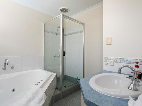 Cooper Street - Accommodation Main Beach 14