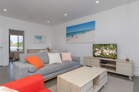 Sunset Place Apartments - Accommodation Main Beach 14