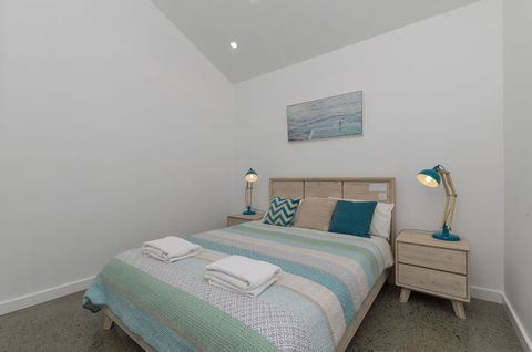 Sunset Place Apartments - Accommodation Main Beach 37