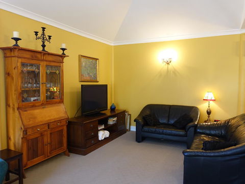 The Blacksmiths Cottage - Accommodation Main Beach 11