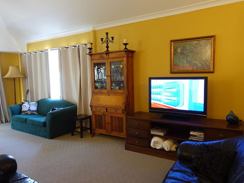 The Blacksmiths Cottage - Accommodation Main Beach 7