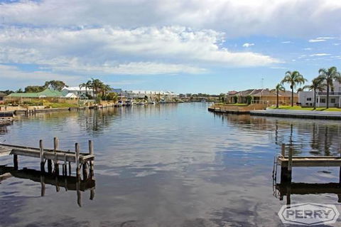 Waterside Canal Dreams - Accommodation Main Beach 2