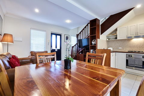 Fremantle Townhouse Unit 6 - Accommodation Main Beach 0