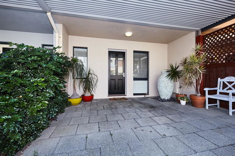 Fremantle Townhouse Unit 6 - Accommodation Main Beach 11