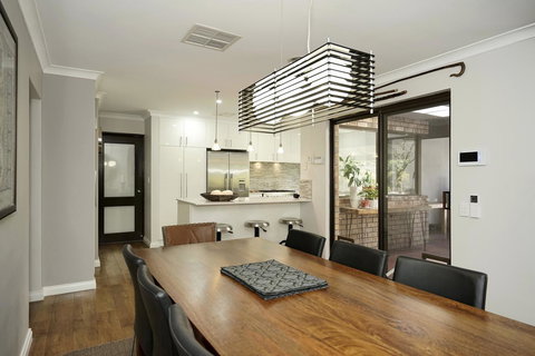 Marcus Villa Booragoon - Accommodation Main Beach 13