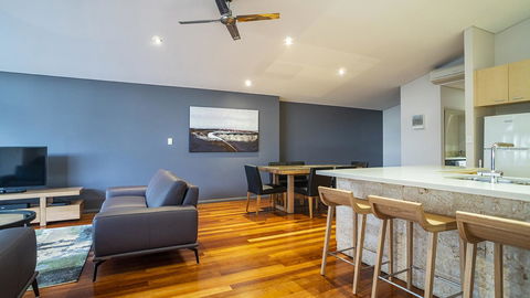 Central Avenue Apartments - Accommodation Main Beach 6
