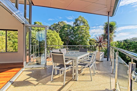 Central Avenue Apartments - Accommodation Main Beach 4