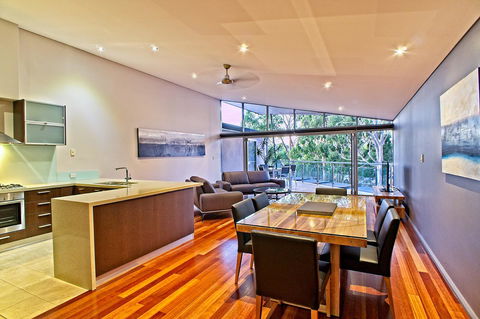 Central Avenue Apartments - Accommodation Main Beach 1
